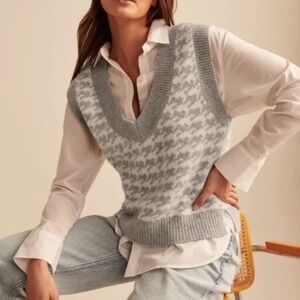 Abercrombie & Fitch V-Neck Sleeveless Sweater Vest Gray Houndstooth